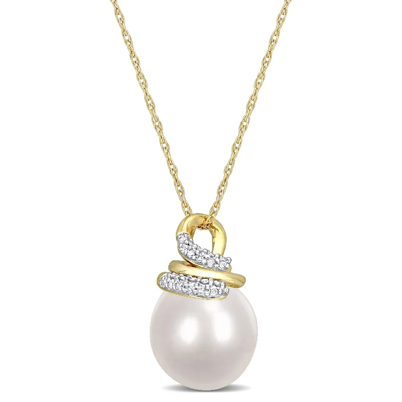 retro-inspired necklace for women-Miadora 1/10 CT Diamond 9-10mm White South Sea Cultured Pearl Fashion Pendant with Chain 10k Yellow Gold